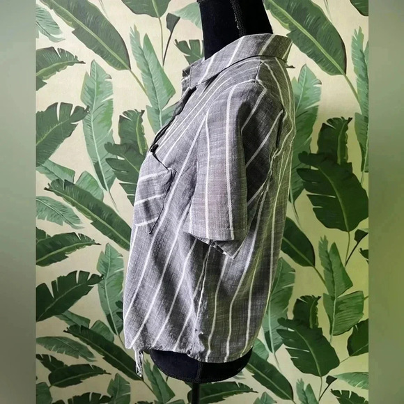 Universal Threads Gray white Striped Short Sleeve Button down Shirt L - Picture 2 of 3